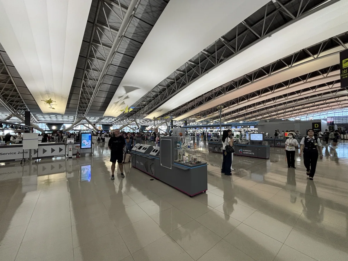 간사이국제공항 제1터미널 출발층의 체크인 카운터와 안내 구역